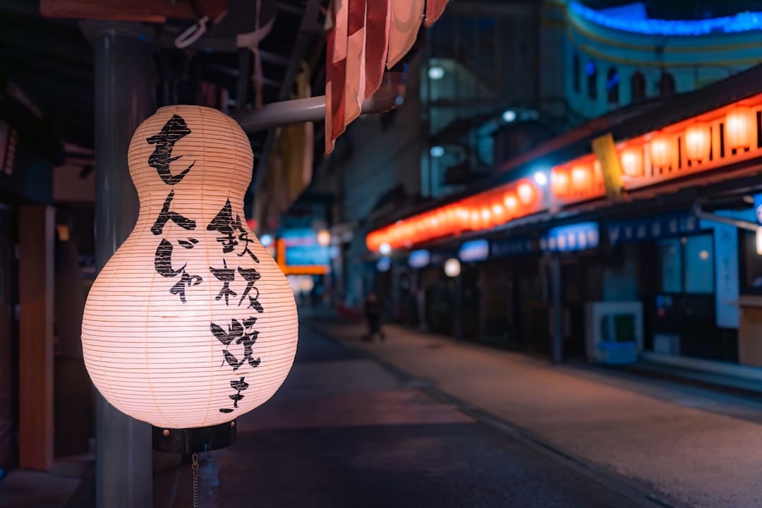 违法喜剧《爆水管》曝概念海报“几路人马狭路相疯” 彭于晏反差演绎“卷王差人”